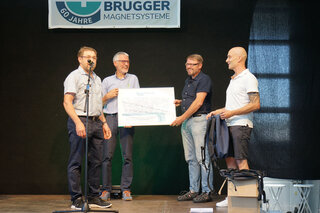 Sommerfest 2023 Mitarbeiter ueberreichen Geschenke | © Brugger GmbH