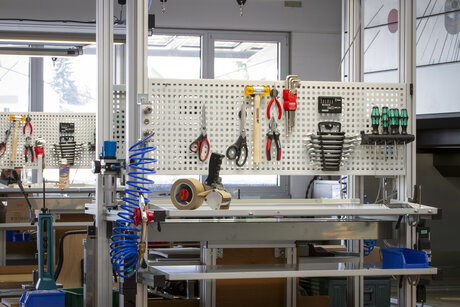 magnetische Befestigung fuer Werkzeug an Montagetischen | © Brugger GmbH