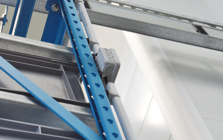 magnetische Befestigungsloesung für Verteildosen an Stahlregalen | © Brugger GmbH