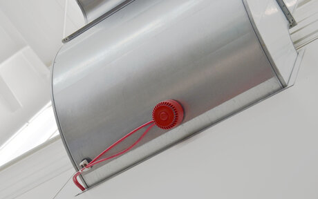 magnetische Befestigungslösung für Metallschaechte | © Brugger GmbH