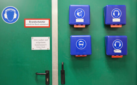 magnetische Befestigung von Arbeitssicherheitsmaterial | © Brugger GmbH