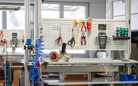 magnetische Befestigung fuer Werkzeug an Montagetischen | © Brugger GmbH