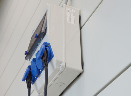 Magnetbefestigung Schaltschrank mit gummierten Magnetsystemen rondoline | © Brugger GmbH
