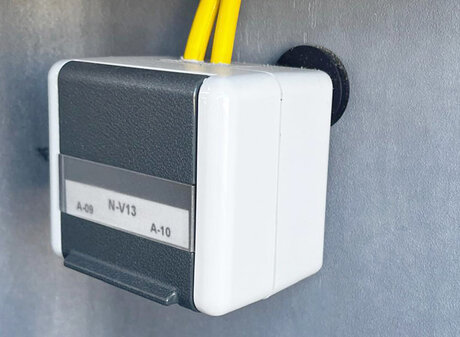 Magnetbefestigung Steckdose mit gummierten Magnetsystemen rondoline | © Brugger GmbH