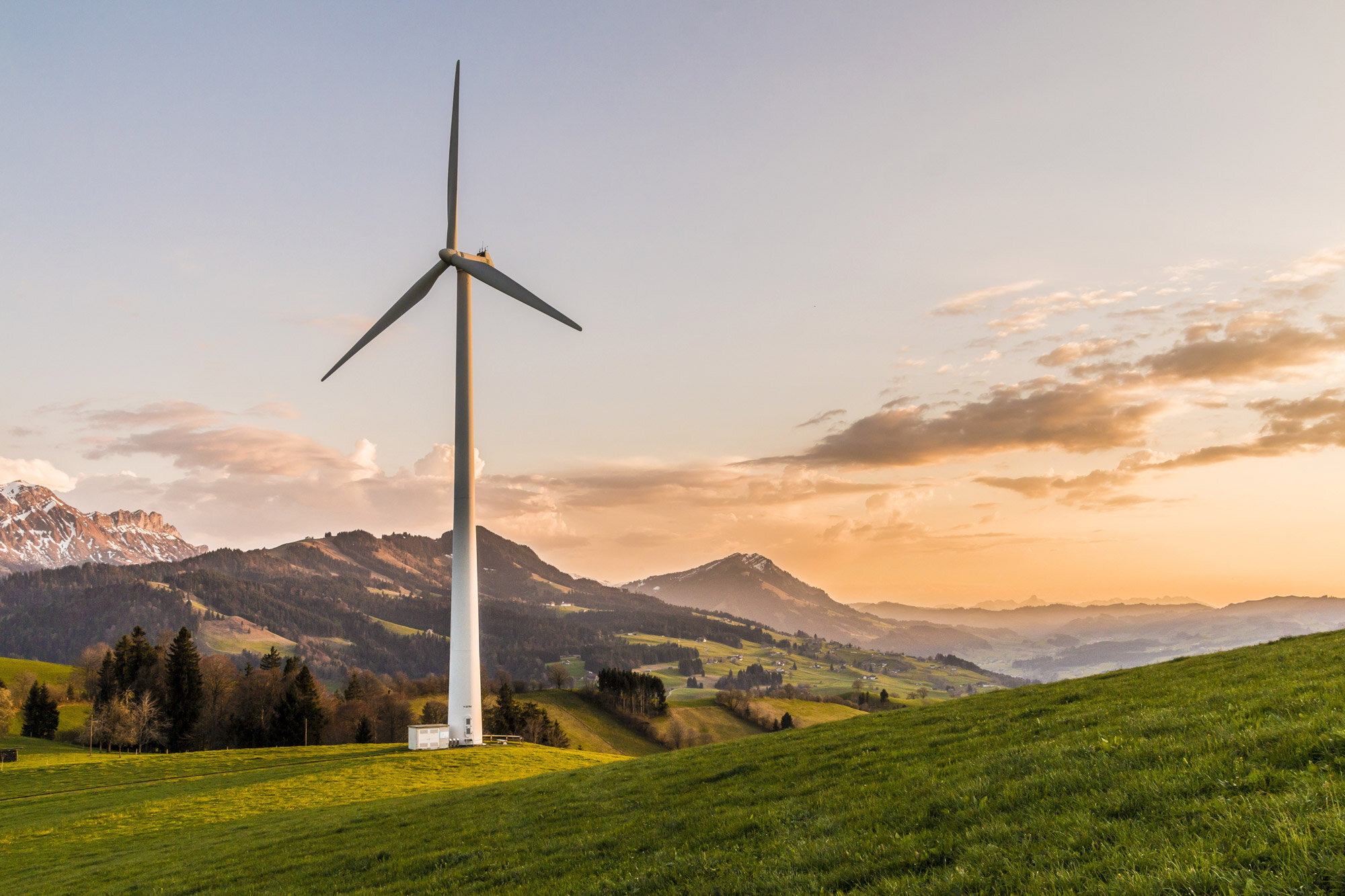 Windrad | © pixabay-wind-turbine-g50e5e2ba9_1920-Bild von Pfüderi Windrad vor Bergen | © pixabay-wind-turbine-g50e5e2ba9_1920-Bild von Pfüderi
