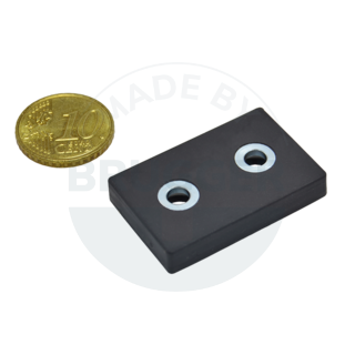 Gummierte Magnetsysteme rechteckig schwarz mit Bohrung und Senkung  | © BruggerGmbH