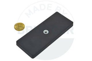 Rubberised magnet system with internal thread rectangular black | © Brugger GmbH
